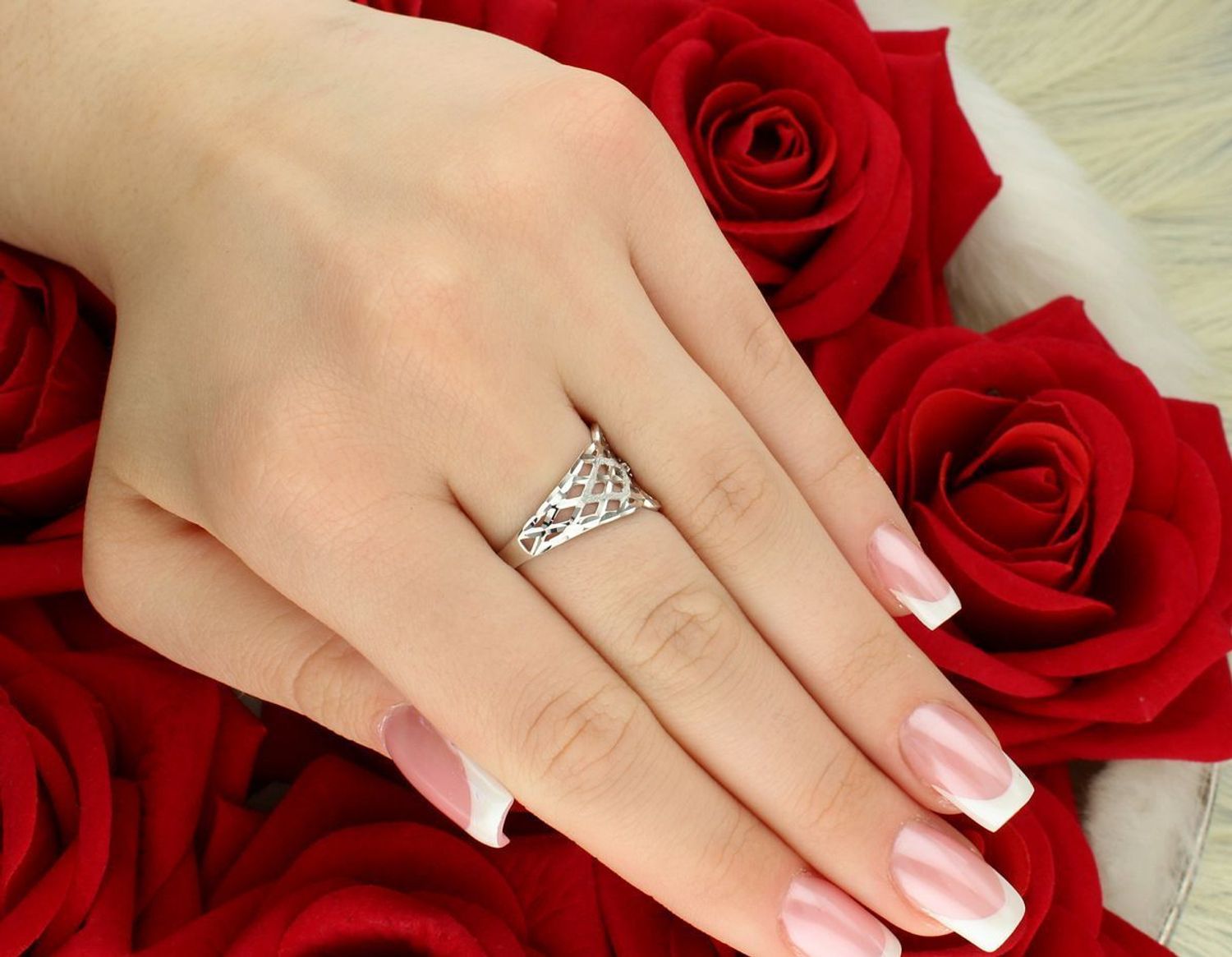 Pierścionek damski z białego złota próby 585 PI 2093A. Ażurowy wzór z cyrkoniami, rozmiar 16, waga 2,72 g. Subtelna elegancja i perfekcyjne wykonanie. Oryginalne opakowanie i gwarancja.1.jpg